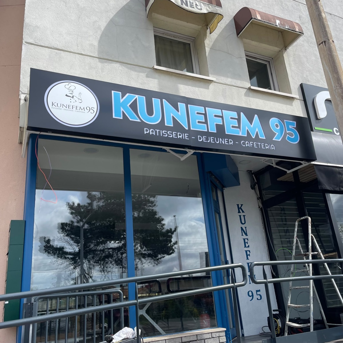 Bandeau de façade – Kunefem 95
