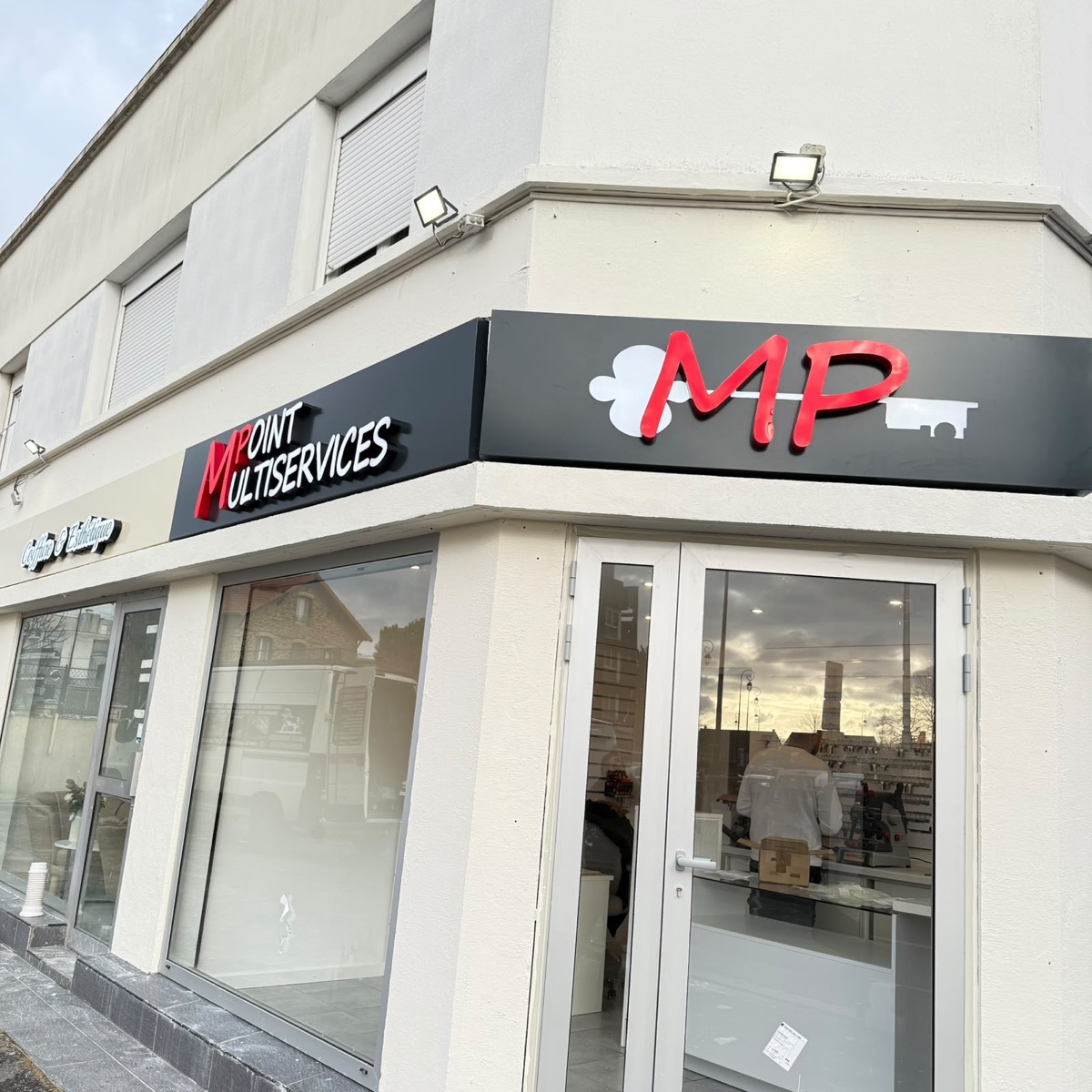 Enseigne d'angle – Commerce