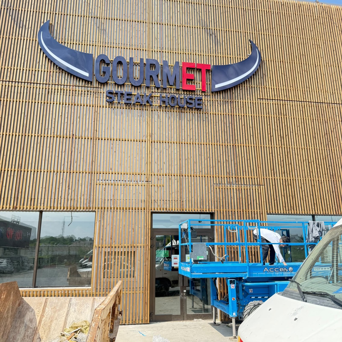 Enseigne façade bois – Gourmet Steak House
