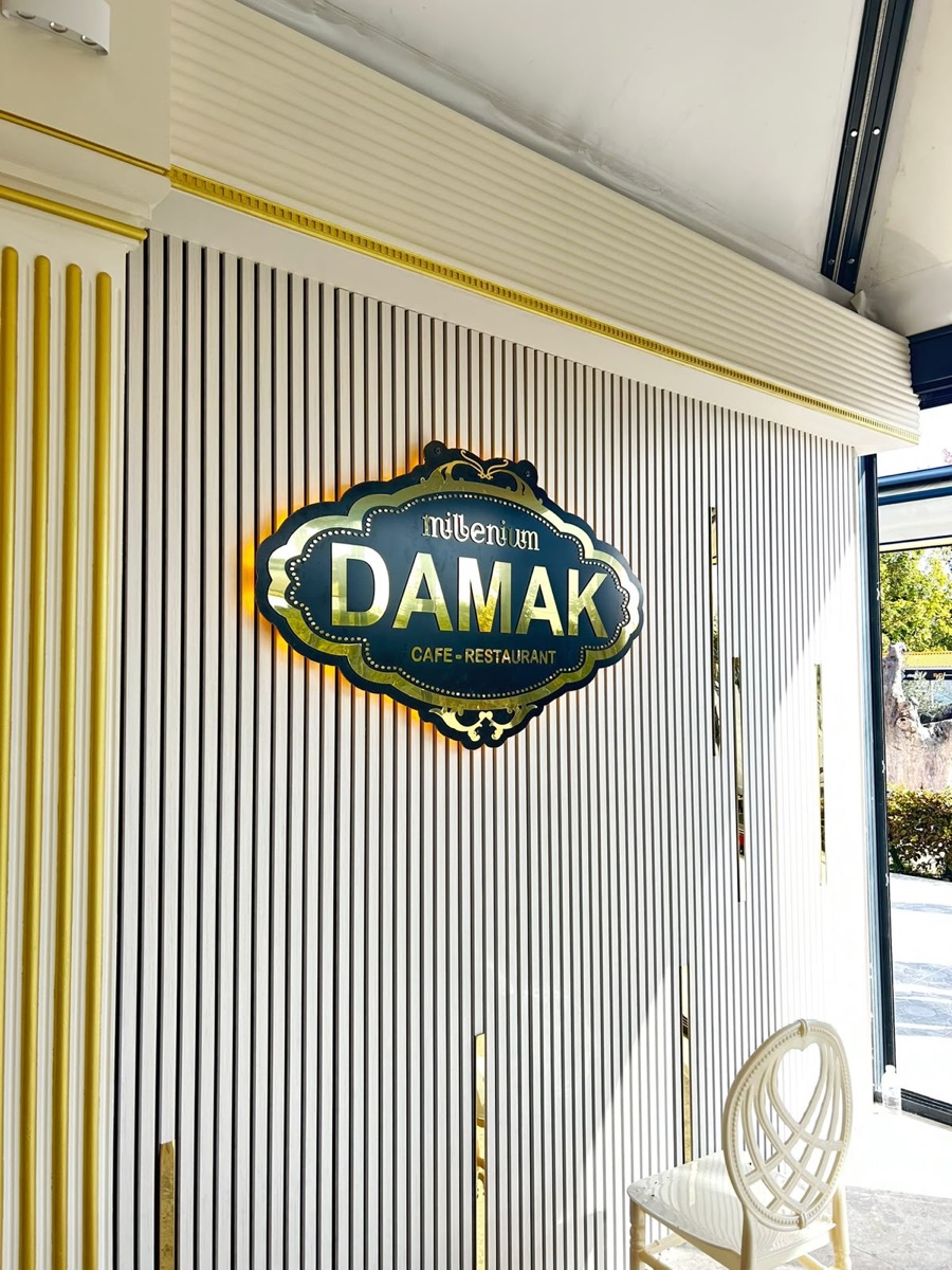 Enseigne intérieure dorée – Damak