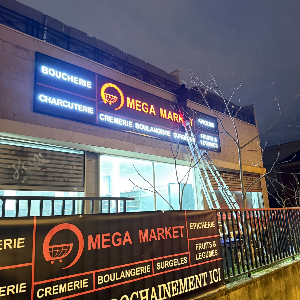 Enseigne lumineuse de nuit – Mega Market