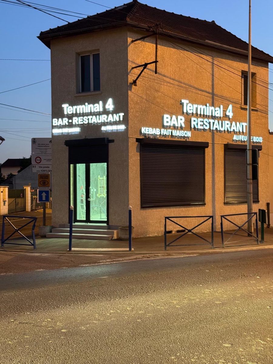 Enseignes d'angle – Terminal 4
