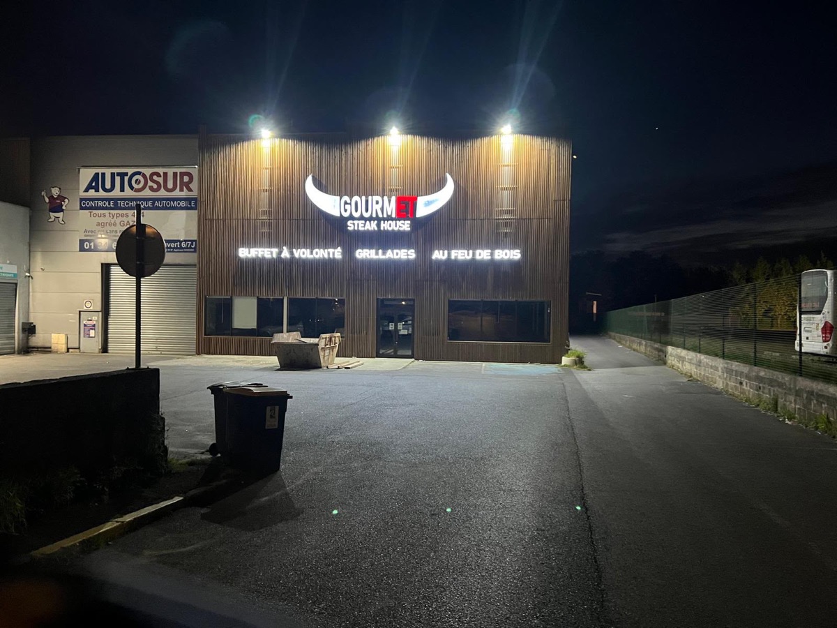 Façade illuminée de nuit – Gourmet Steak House