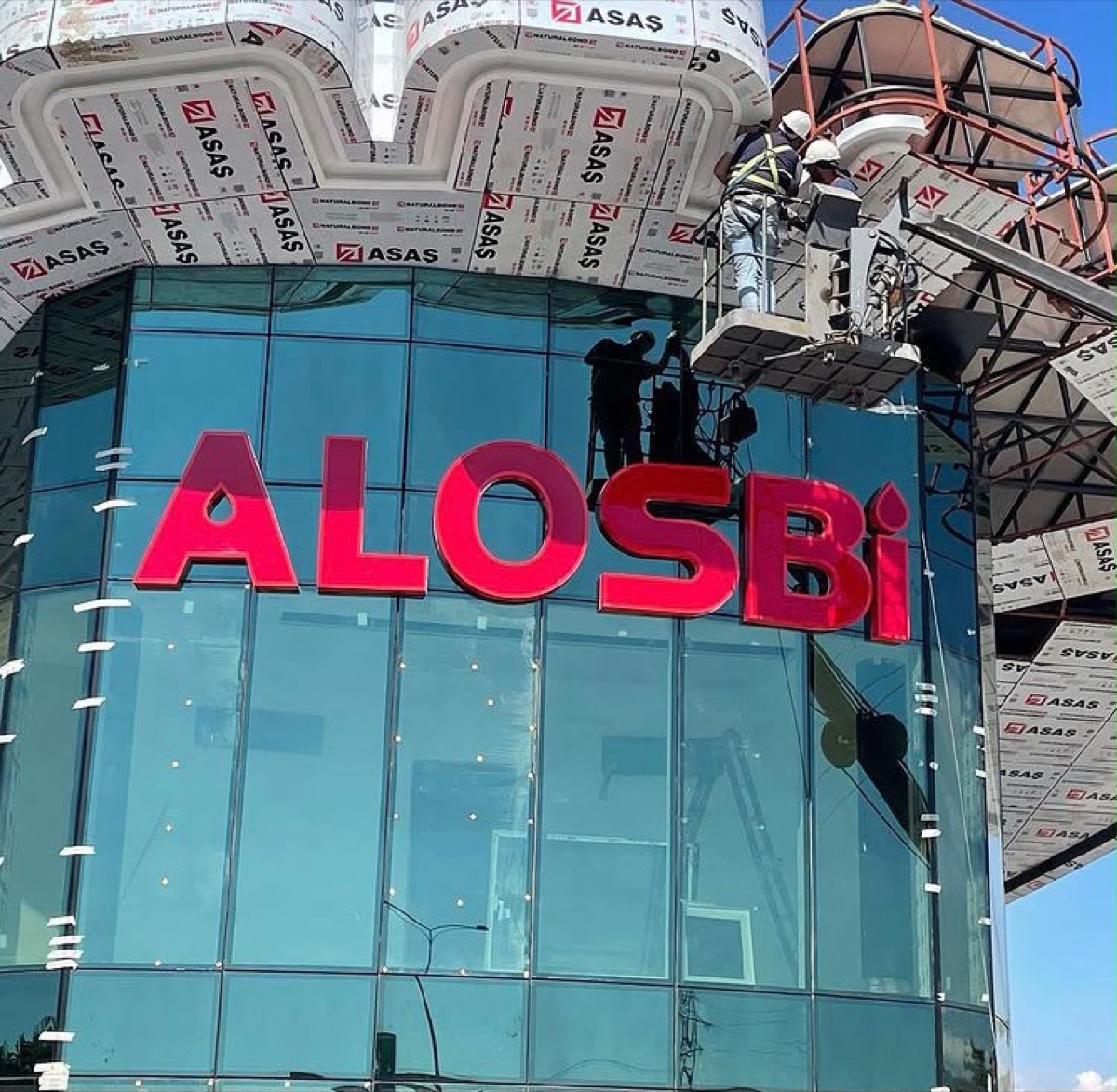 Lettres géantes de façade – Alosbi