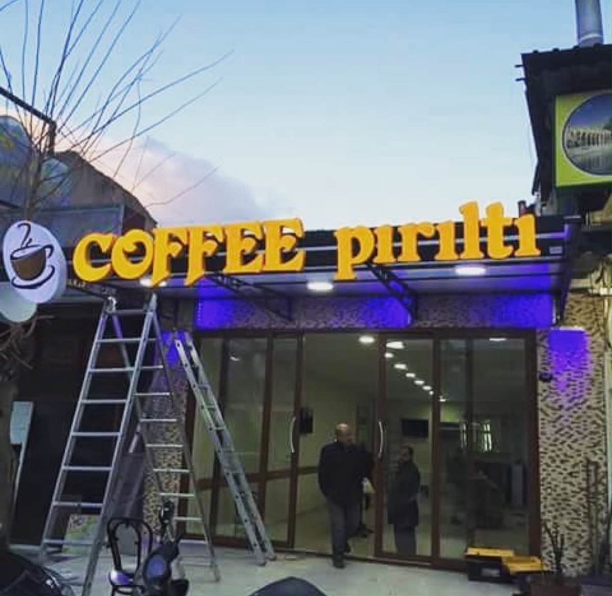 Pose enseigne lumineuse – Coffee Pirilti