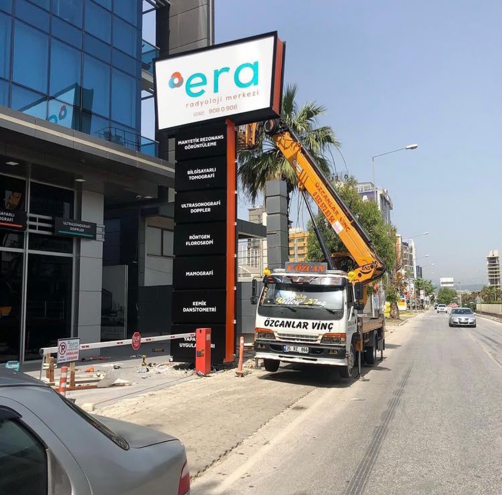Pose de totem avec grue – Chantier